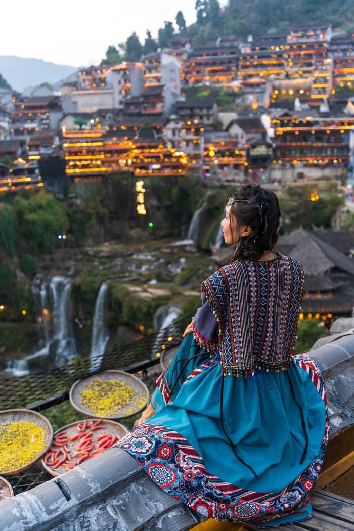 una persona sentada la cuidad de lijiang